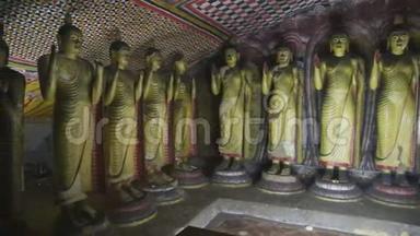 达姆布拉，斯里兰卡-2014年2月：丹布拉金殿的立佛观。 丹布拉金殿